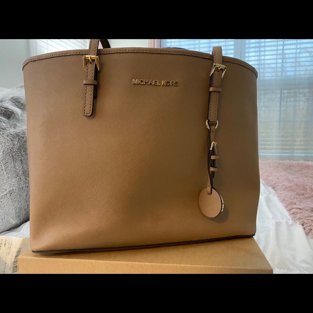 Jet Set Travel Saffiano Leather Top-Zip Tote Bag